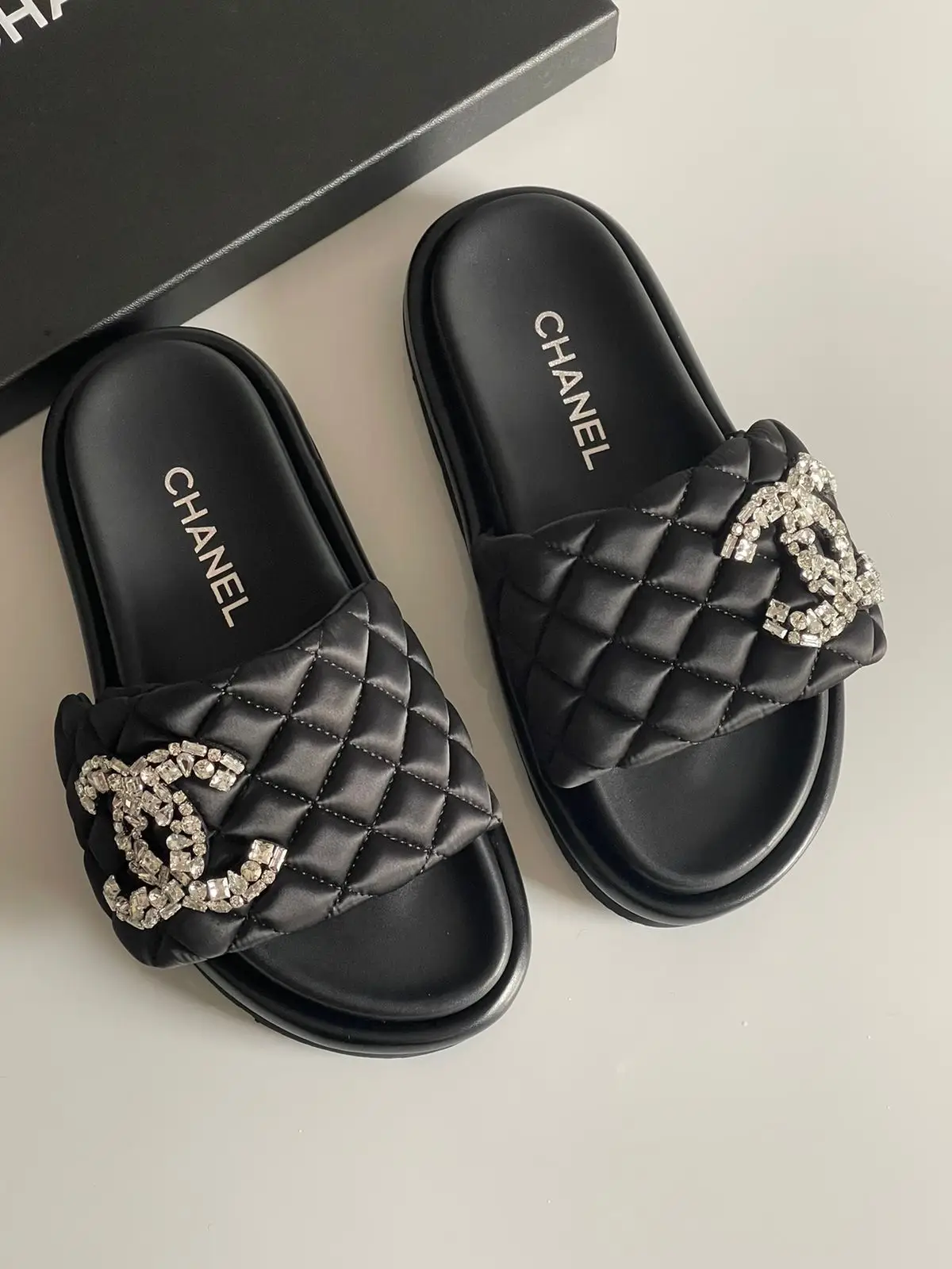 CHANEL CC Logo Flat Slippers CHANEL CC Logo Flat Slippers