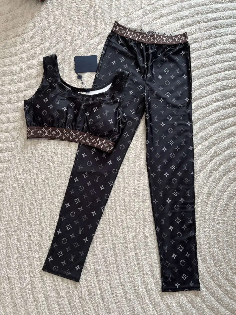 LOUSE VUITTON Yoga Set LOUSE VUITTON Yoga Set