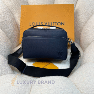 LOUIS VUITTON Messenger Bag
