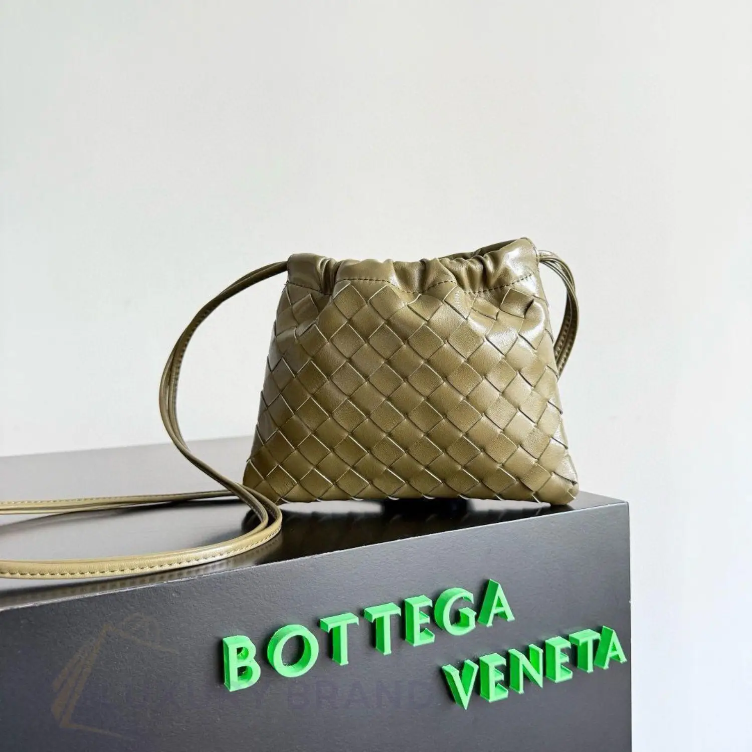 BOTTEGA VENETA Intrecciato Leather Clutch BOTTEGA VENETA Intrecciato Leather Clutch